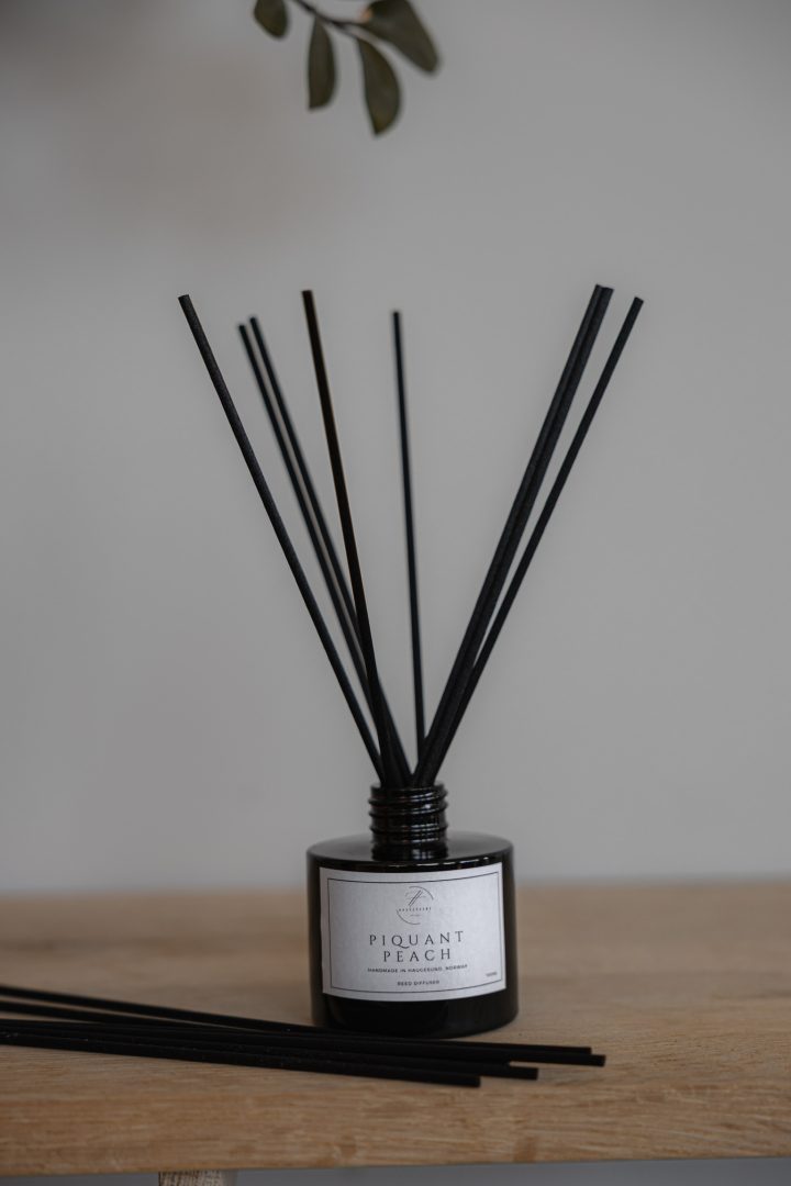93dfcf0c595fd9ce2599e2229b4fcf55.JPG HAUGESCENT - REED DIFFUSER - PIQUANT PEACH - Bilde 1