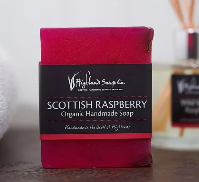 6d75718bb24f798078d82f78860bc734.webp HIGHLAND - Scottish Raspberry - Organic Handmade Soap - Bilde 1